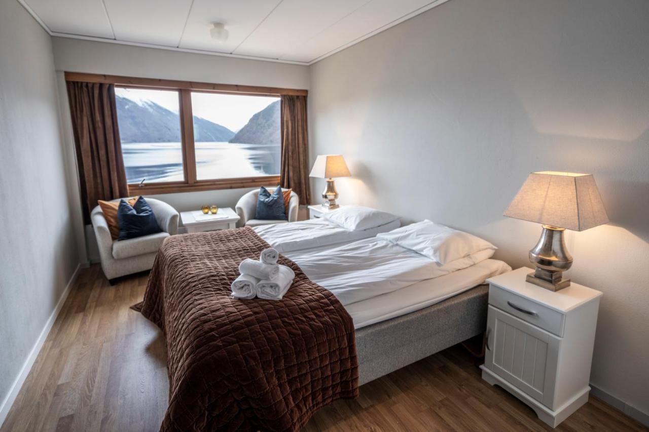 Dragsvik Fjordhotel (Adults Only) Балестранд Экстерьер фото
